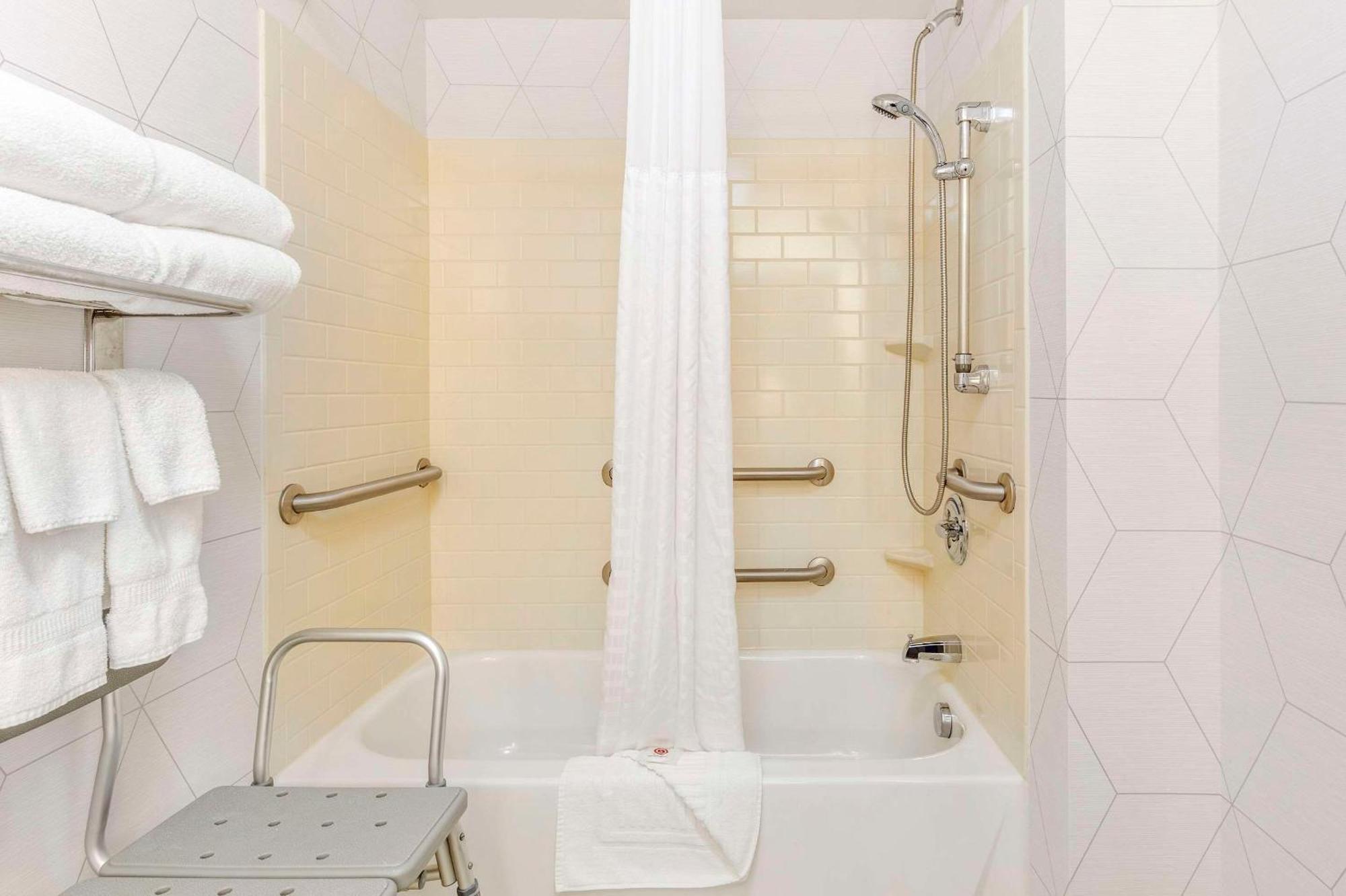 Comfort Suites Whitsett - Greensboro East Екстер'єр фото