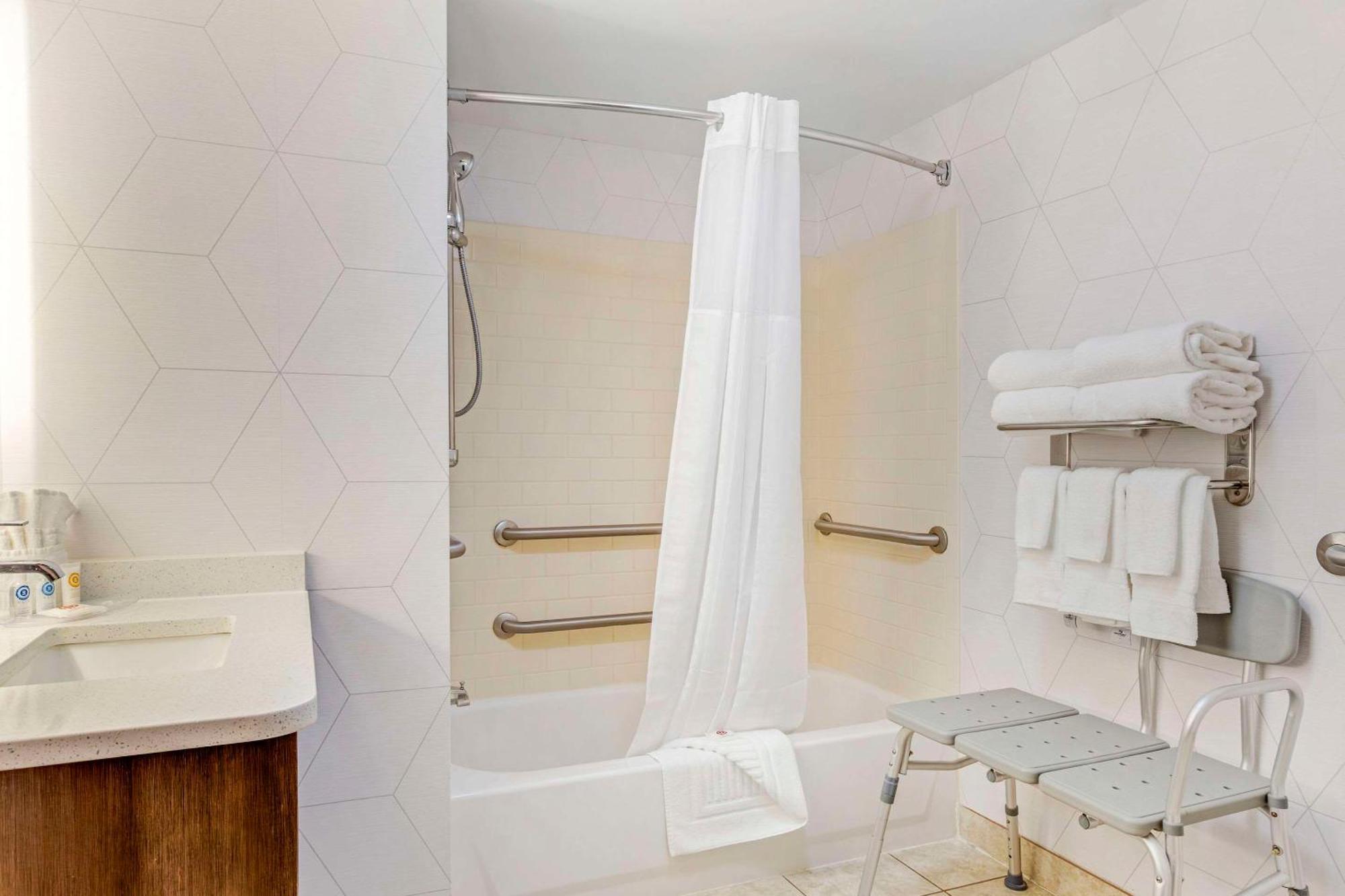 Comfort Suites Whitsett - Greensboro East Екстер'єр фото