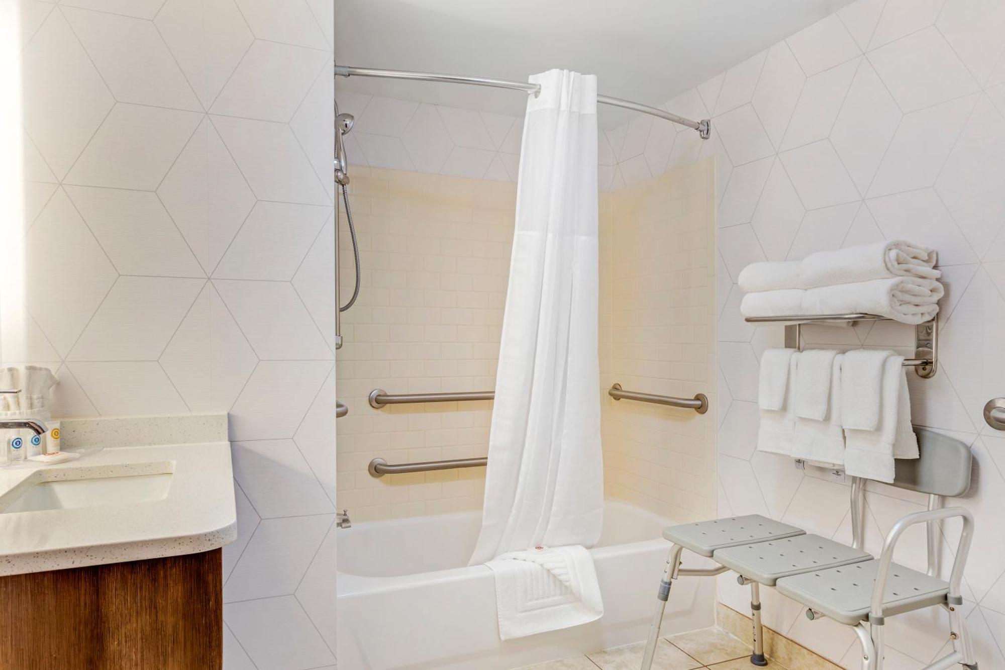 Comfort Suites Whitsett - Greensboro East Екстер'єр фото
