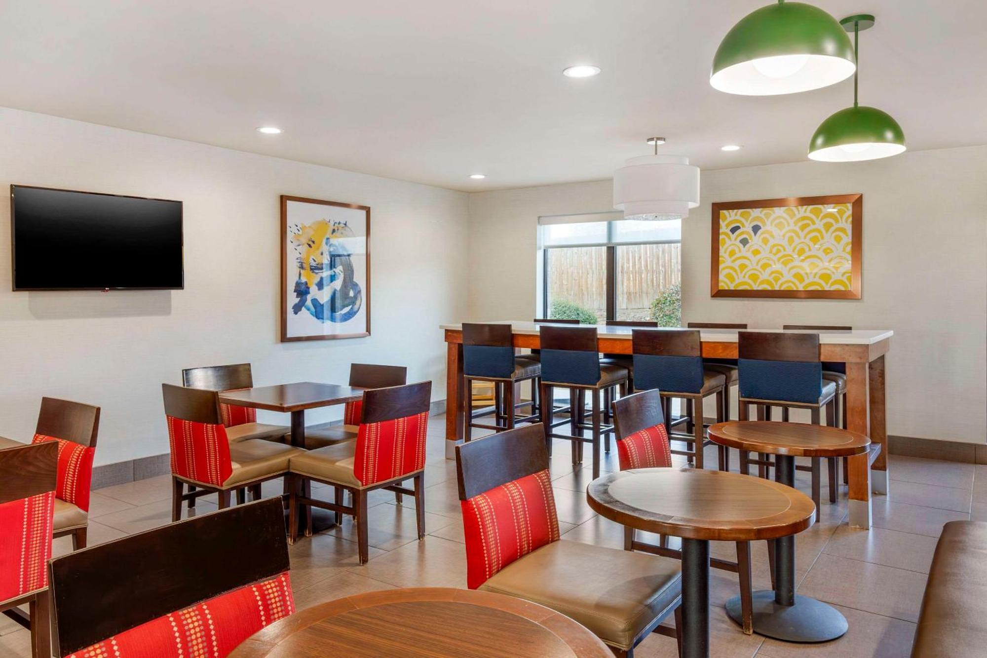 Comfort Suites Whitsett - Greensboro East Екстер'єр фото