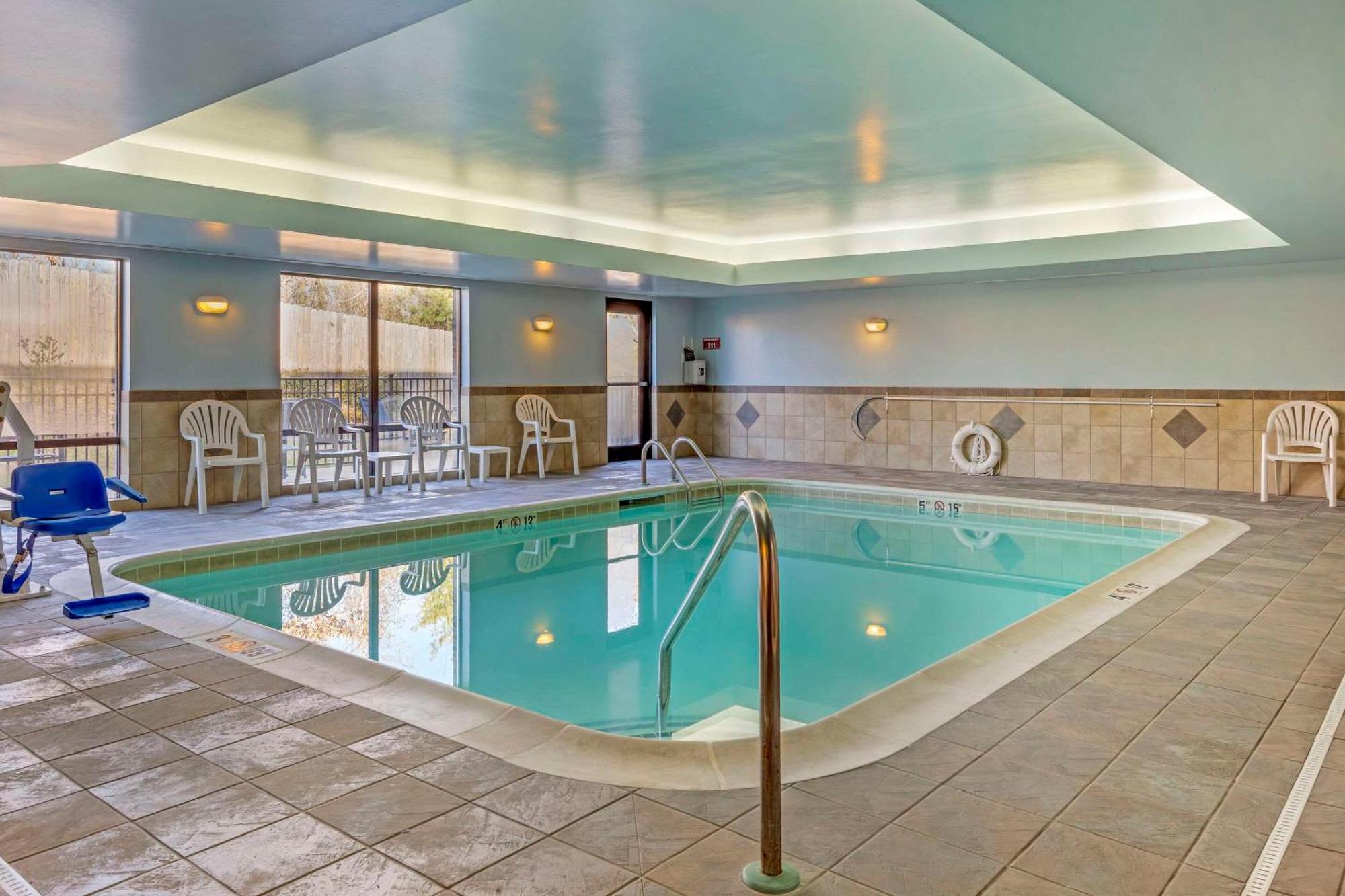 Comfort Suites Whitsett - Greensboro East Екстер'єр фото